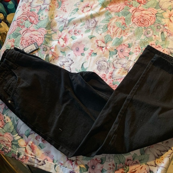 NWT Pretty Little Thing Women’s Jan’s in a black Size 6 - Picture 2 of 14